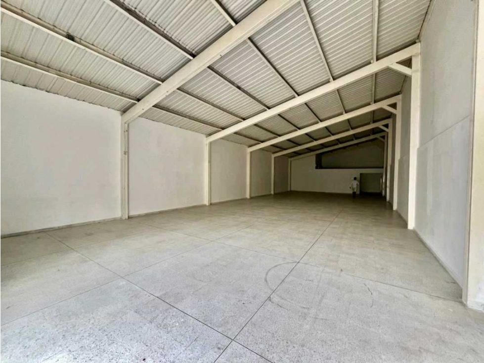 ¡Arriendo Local Comercial con ALTO FLUJO VEHICULAR Y PEATONAL!