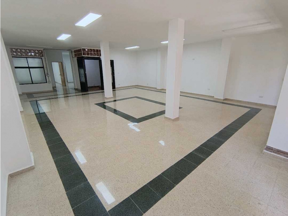 Arriendo local comercial suramericana,piso 2,180 metros — foto 2