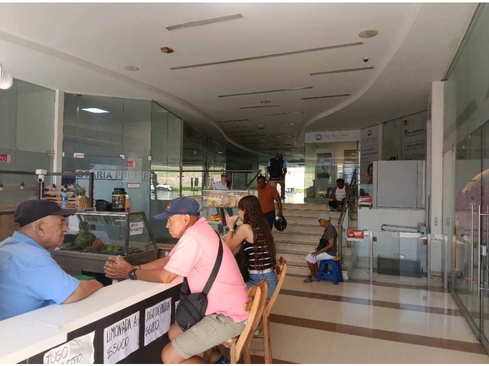 Arriendo local en el centro comercial San lazaro — foto 3