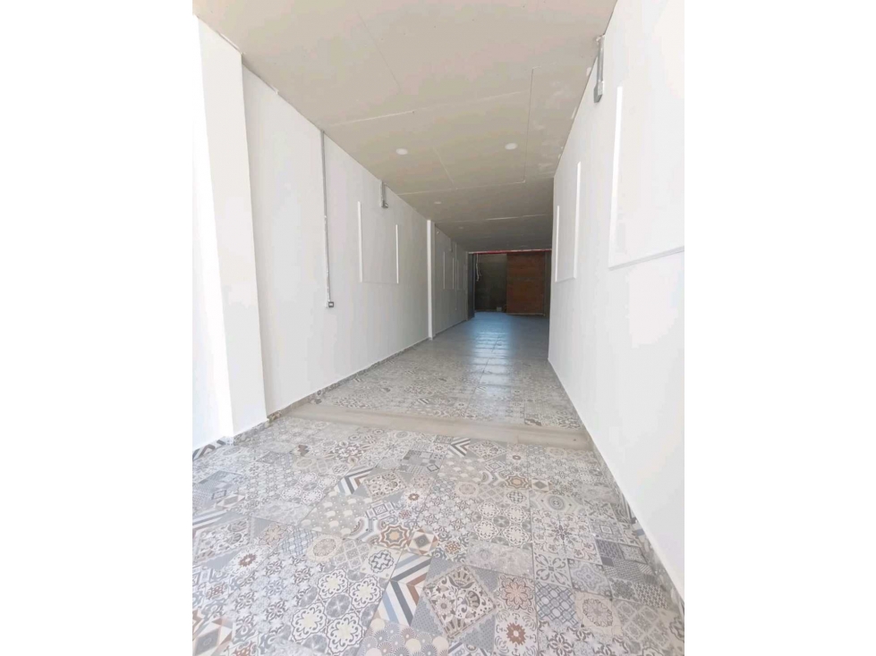 ARRIENDO LOCAL FRENTE A LA FUENTE - 5