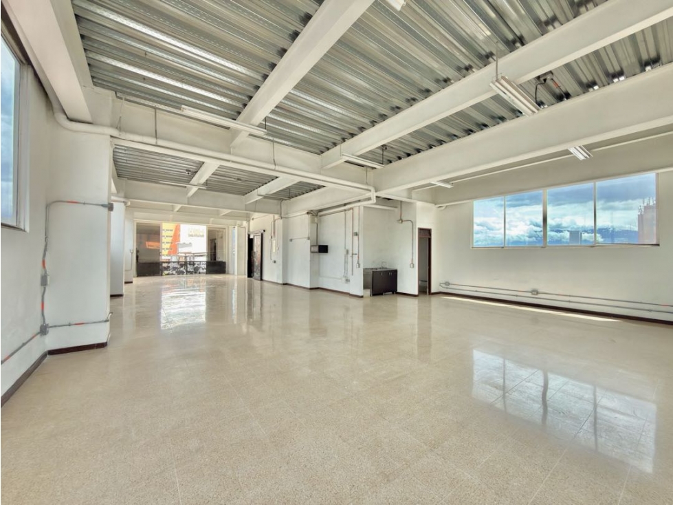 ARRIENDO LOCAL/BODEGA EN 5TO PISO, SECTOR PERPETUO SOCORRO, MEDELLÍN
