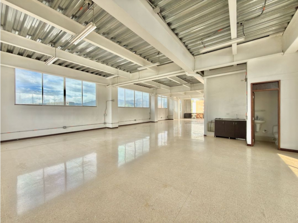 ARRIENDO LOCAL/BODEGA EN 5TO PISO, SECTOR PERPETUO SOCORRO, MEDELLÍN — foto 2