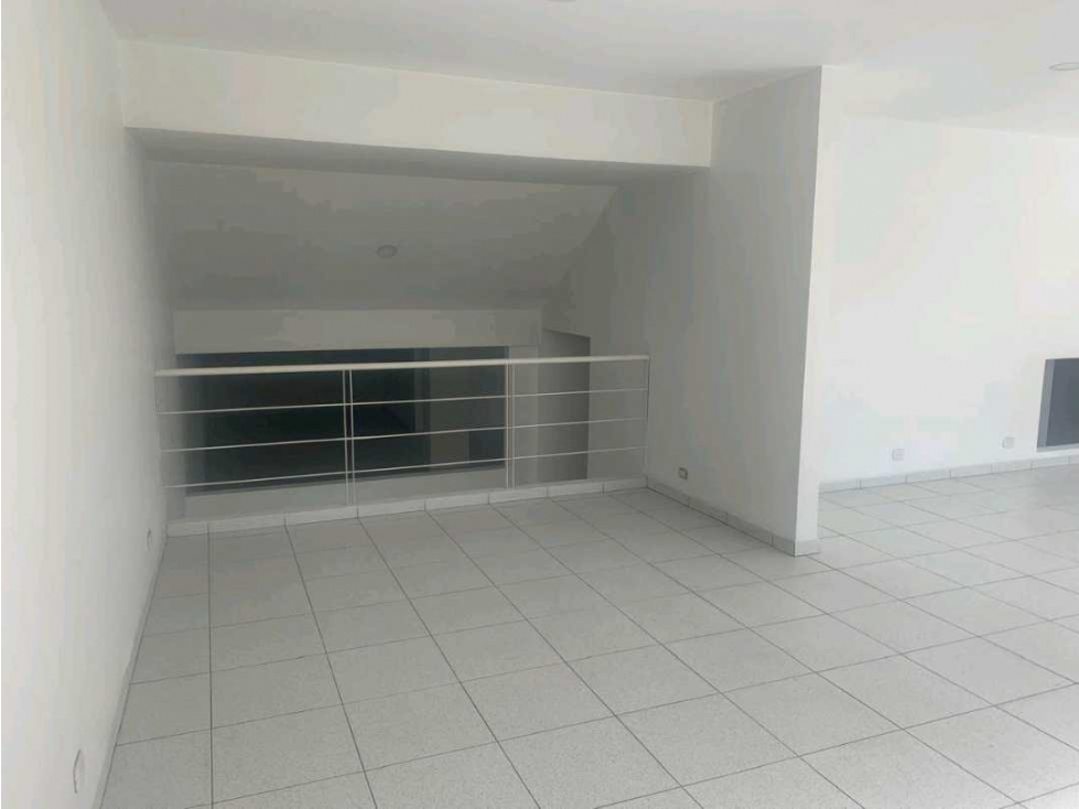 Arriendo Magnífico Local 3 niveles — foto 2