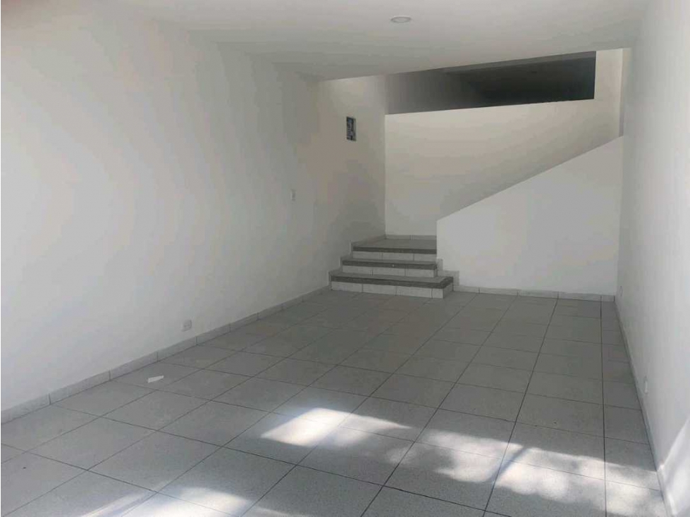 Arriendo Magnífico Local 3 niveles