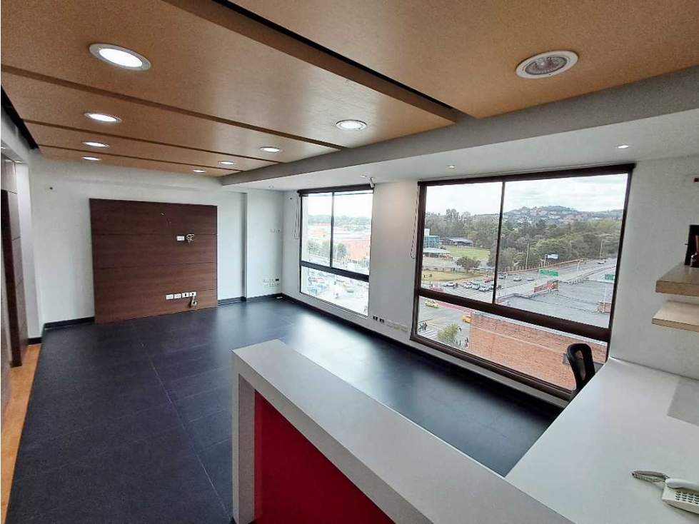 Arriendo Of. 45 m2 Ilarco con mucha claridad y garaje cubierto