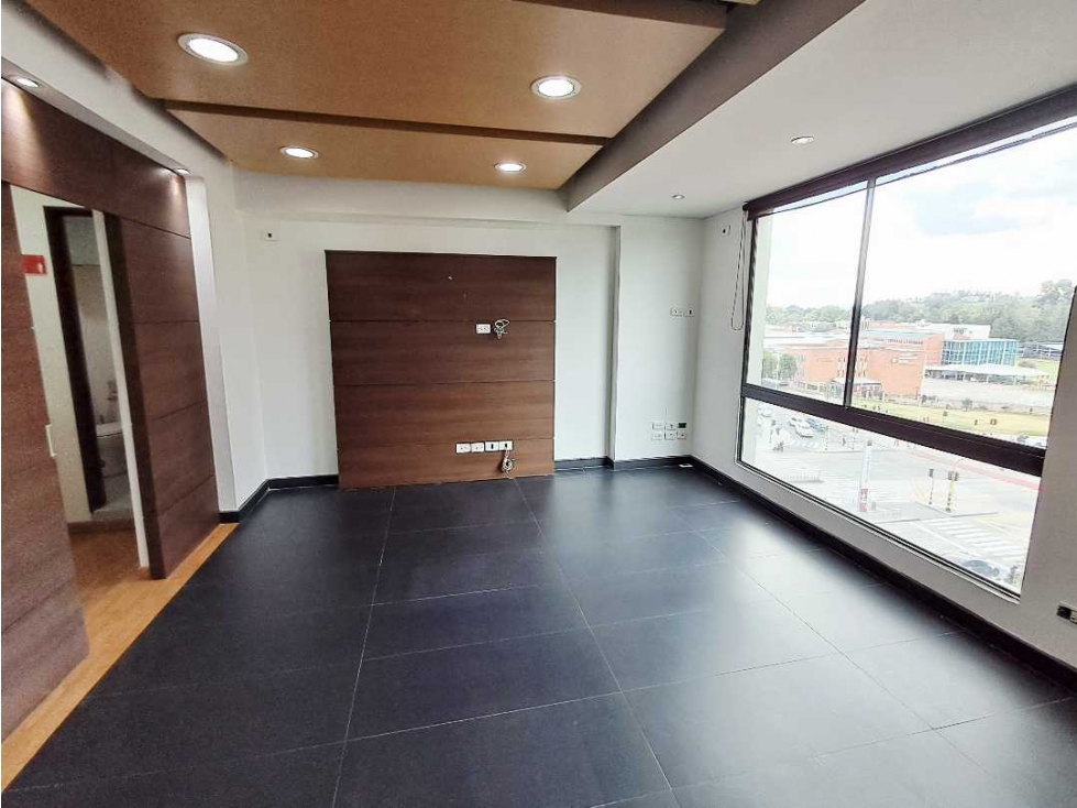Arriendo Of. 45 m2 Ilarco con mucha claridad y garaje cubierto — foto 2