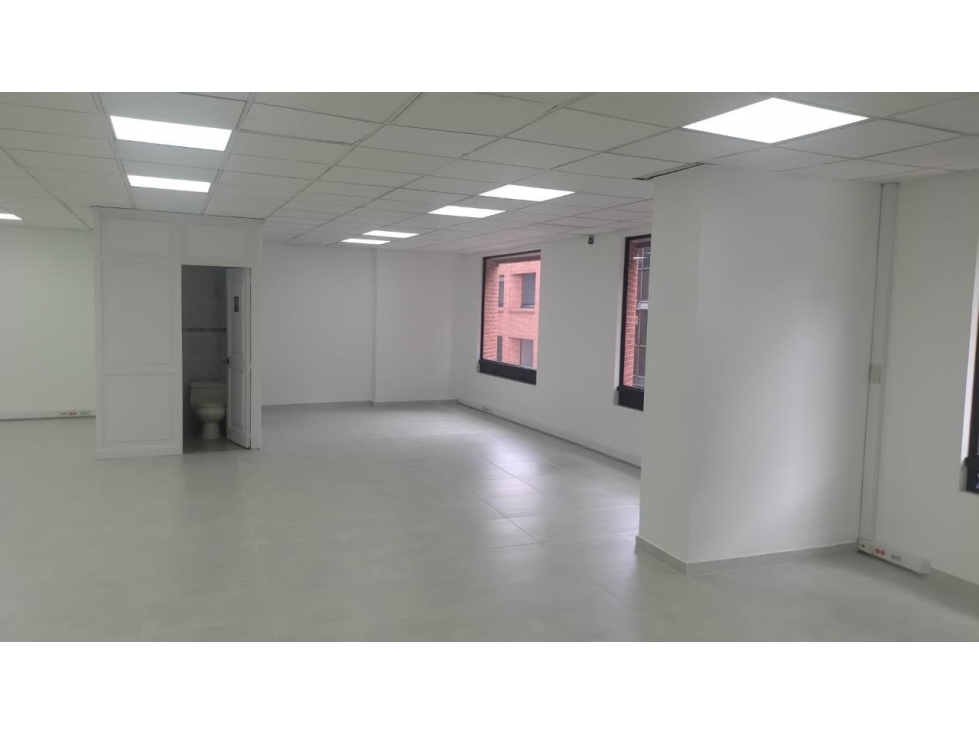 ARRIENDO/VENDO OFICINA 148 mts EN LA 67 con 7. 3 garajes. — foto 3