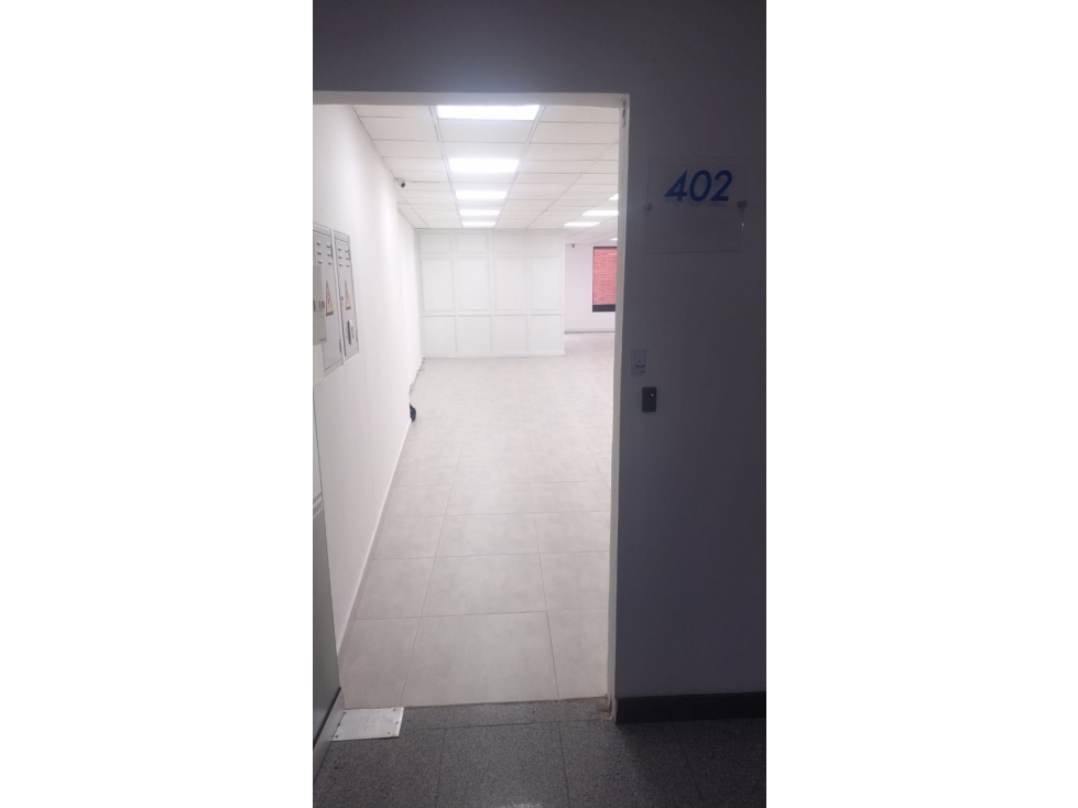ARRIENDO/VENDO OFICINA 148 mts EN LA 67 con 7. 3 garajes. — foto 4