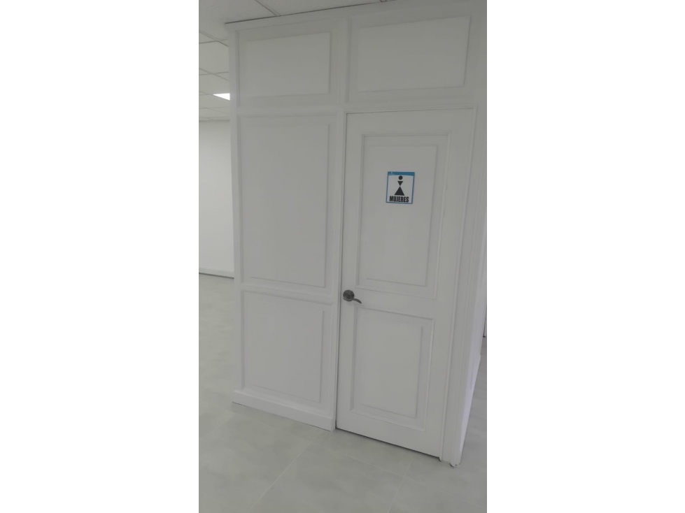ARRIENDO/VENDO OFICINA 148 mts EN LA 67 con 7. 3 garajes. — foto 6