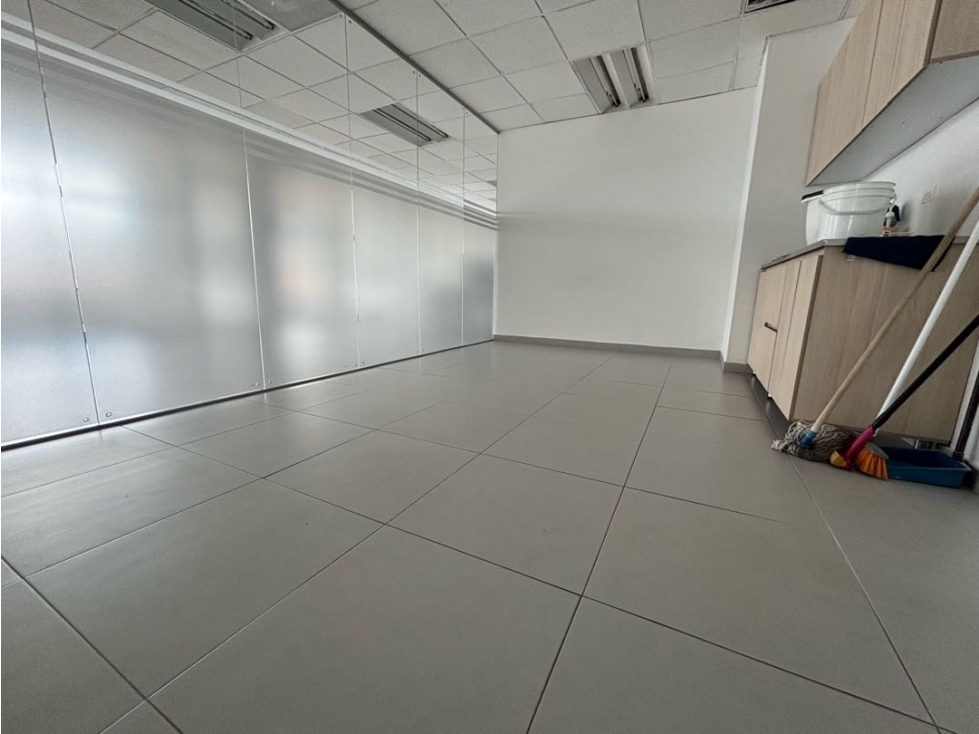 ARRIENDO OFICINA 330 m2 SEMI AMOBLADA ZONA FINANCIERA CALLE 72 — foto 5