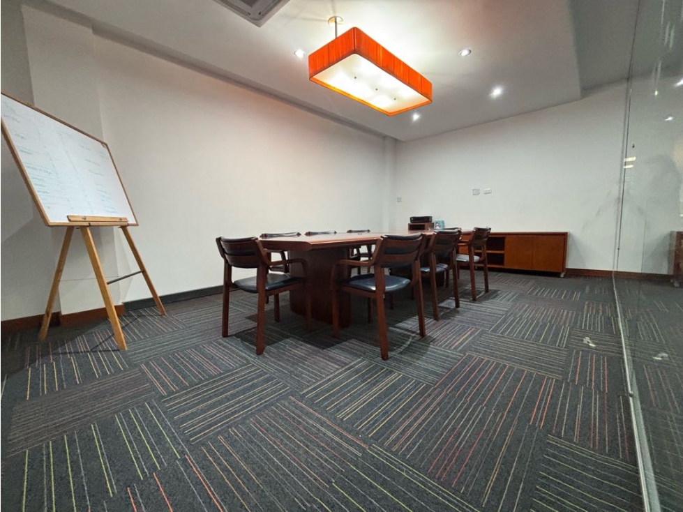 ARRIENDO OFICINA 433m3 AMOBLADA 39 PTOS TRABAJO EL NOGAL — foto 4