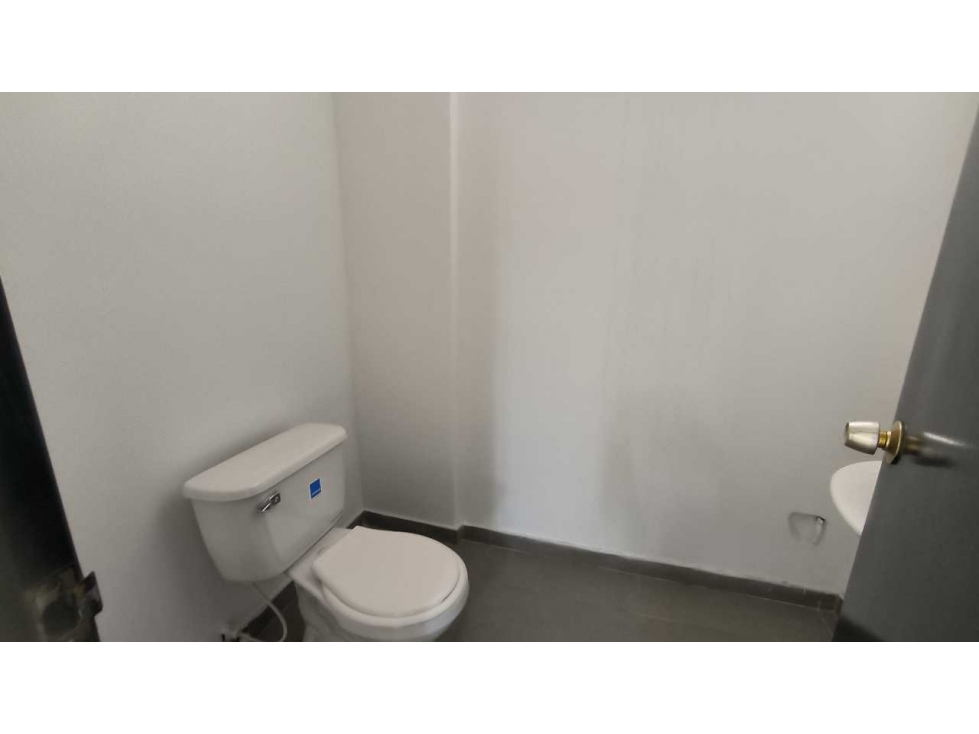 ARRIENDO | OFICINA CALLE 80 CON CARACAS 77 M² — foto 2