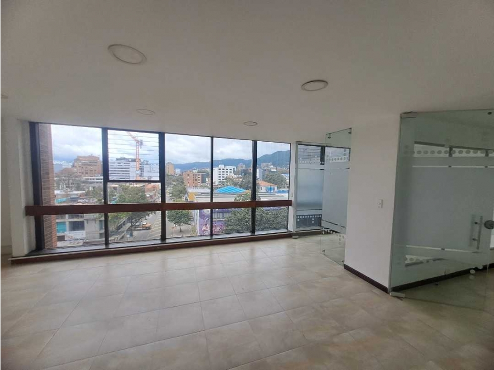 ARRIENDO OFICINA DE 100MTS CHAPINERO SOBRE LA AV CHILE