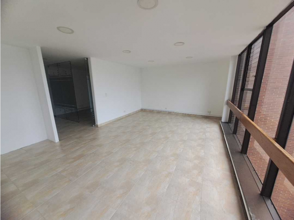 ARRIENDO OFICINA DE 100MTS CHAPINERO SOBRE LA AV CHILE — foto 2