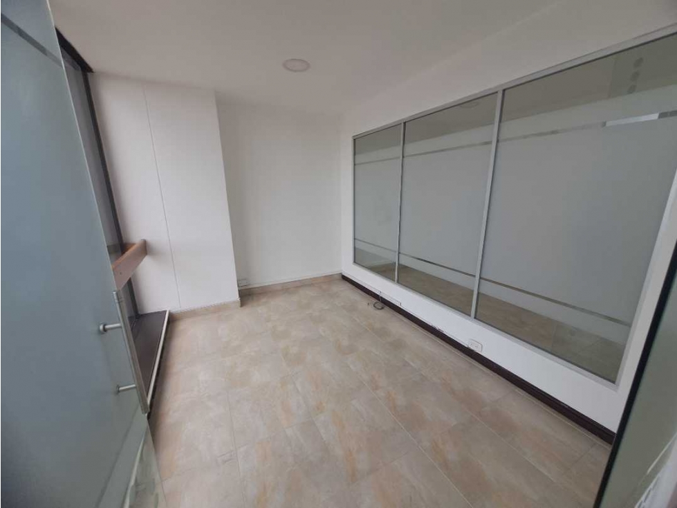 ARRIENDO OFICINA DE 100MTS CHAPINERO SOBRE LA AV CHILE — foto 3