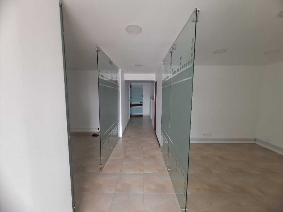 ARRIENDO OFICINA DE 100MTS CHAPINERO SOBRE LA AV CHILE — foto 4