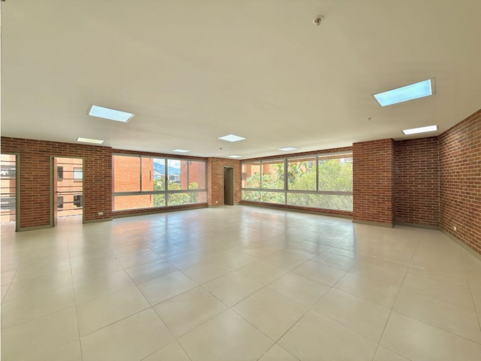 ARRIENDO OFICINA EN CASTROPOL, MEDELLÍN, ANTIOQUIA — foto 2