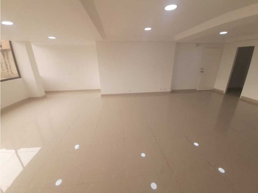 ARRIENDO OFICINA EN SANTA BARBARA FRENTE A UNICENTRO