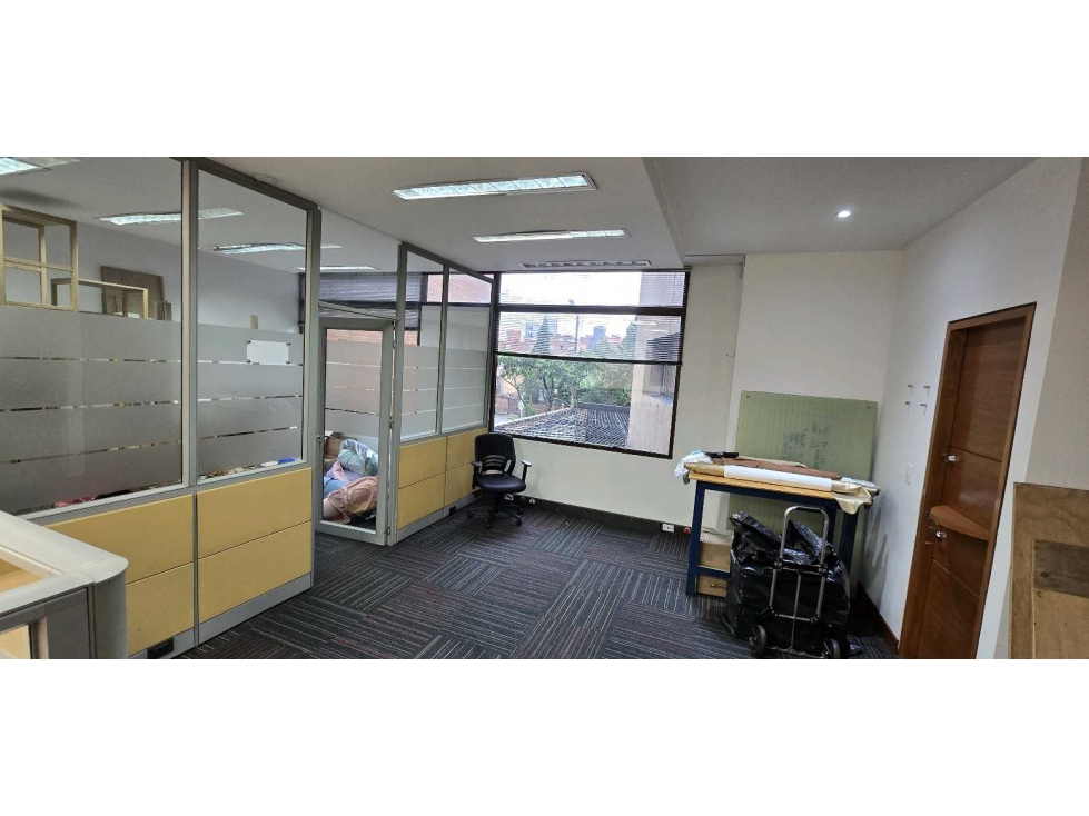 ARRIENDO OFICINA 433m3 AMOBLADA 39 PTOS TRABAJO EL NOGAL — foto 5