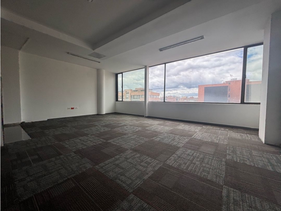 ARRIENDO OFICINA 550m2 PISO ALTO EXTERIOR CHICO — foto 2