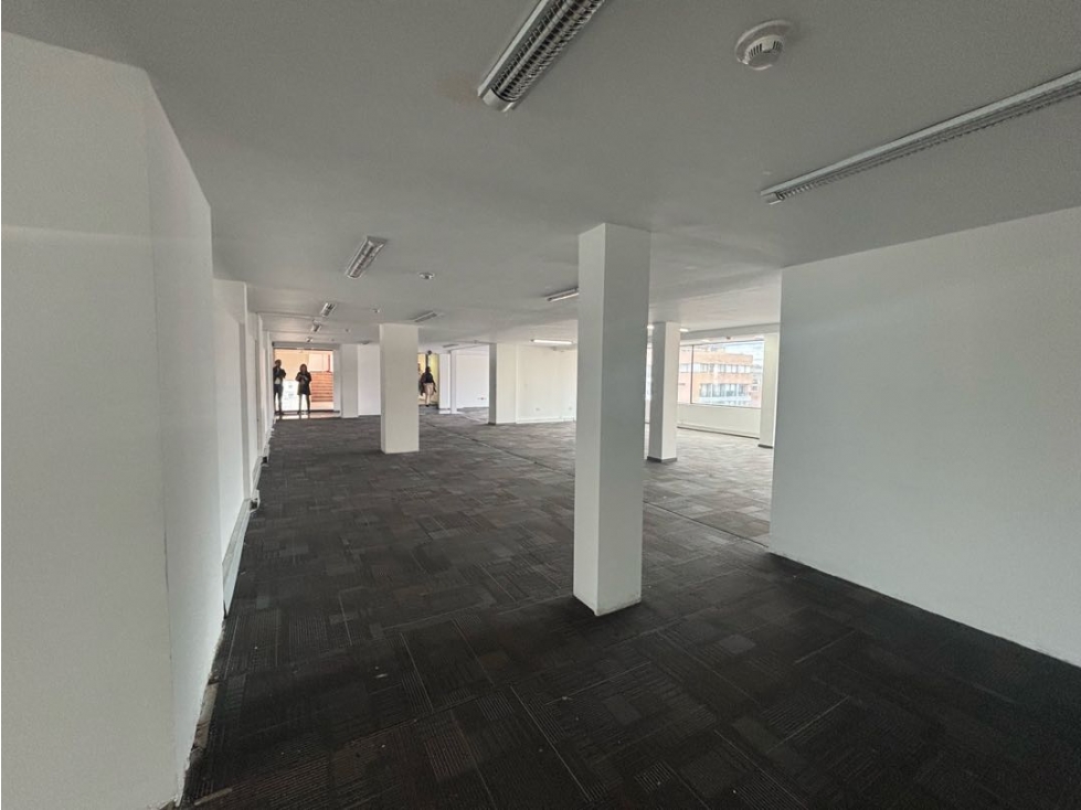 ARRIENDO OFICINA 550m2 PISO ALTO EXTERIOR CHICO — foto 4