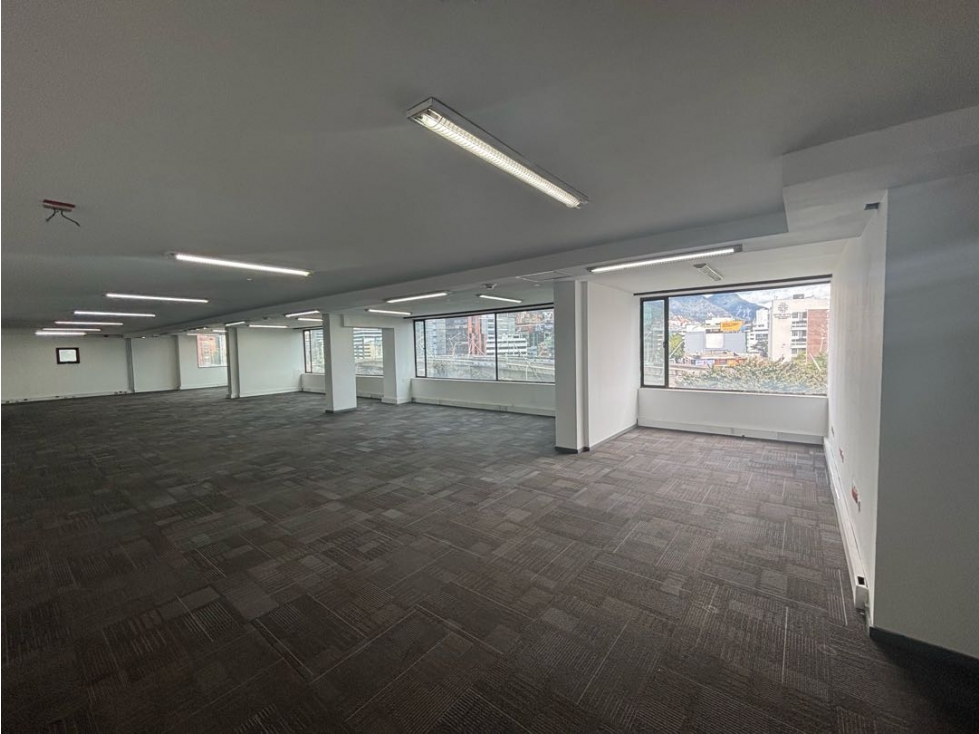 ARRIENDO OFICINA 550m2 PISO ALTO EXTERIOR CHICO