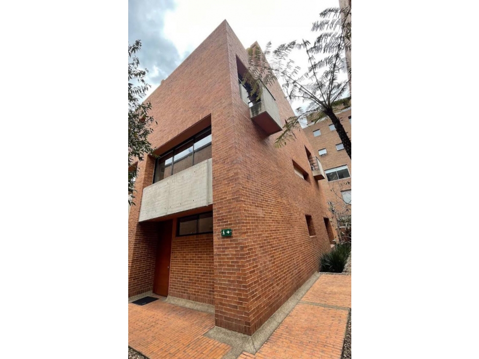 vendo town house conjunto Chico reservado