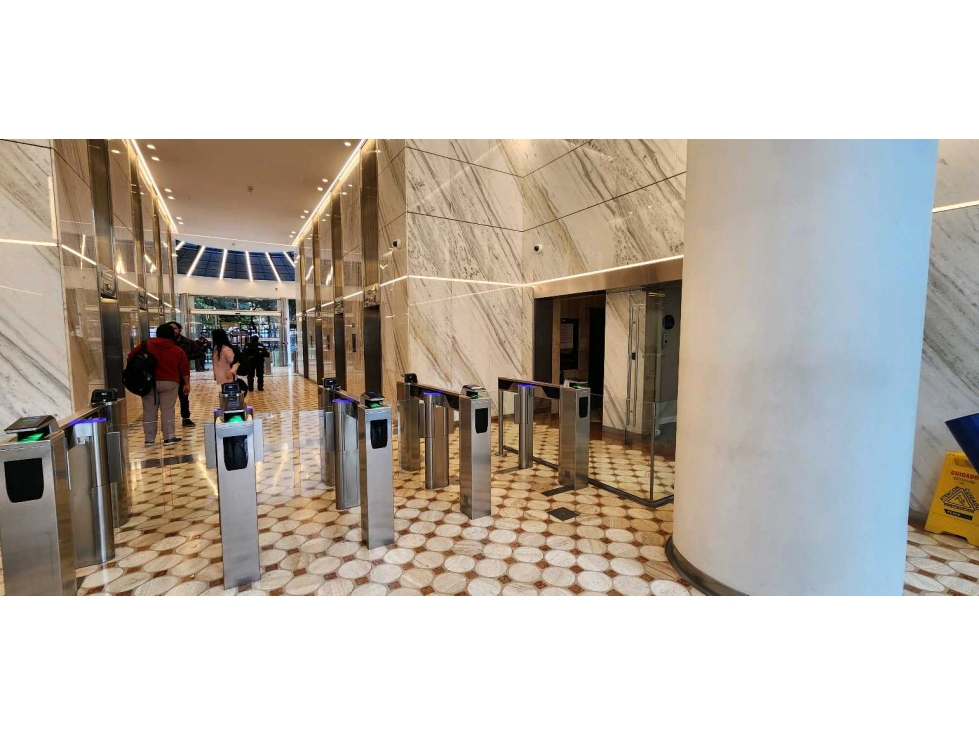 ARRIENDO OFICINA 358m2 TORRE EMPRESARIAL OBRA GRIS CHICO