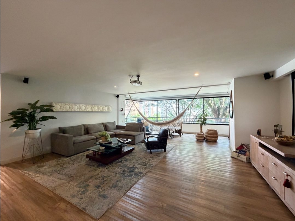 VENTA APARTAMENTO REMODELADO CON AMPLIA TERRAZA | LOS BALSOS MEDELLÍN — foto 2