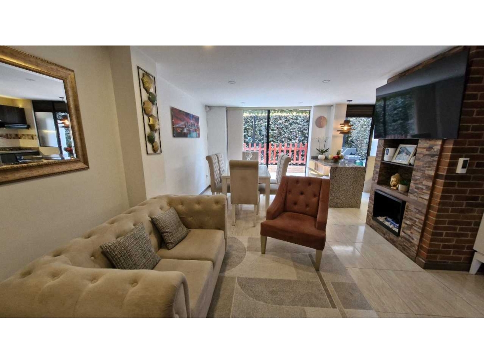 Bella casa de tres pisos para venta en Cajicá