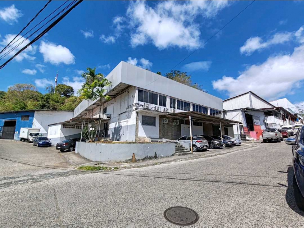 Bodega 1600 m2 Venta Urb Orillac - 1