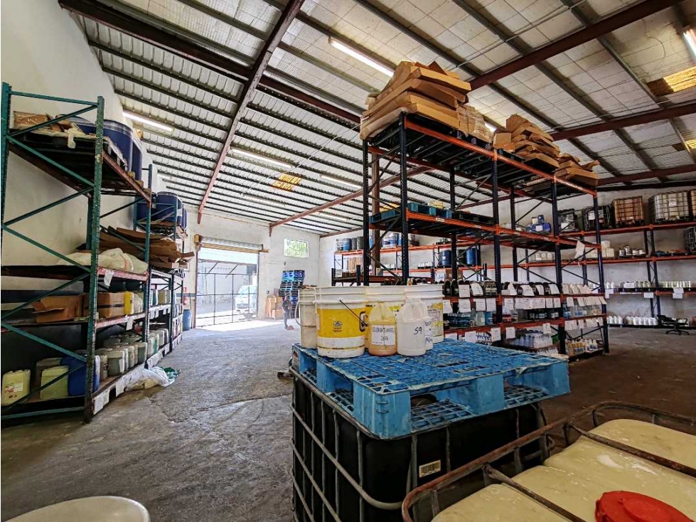 Bodega 1600 m2 Venta Urb Orillac - 2