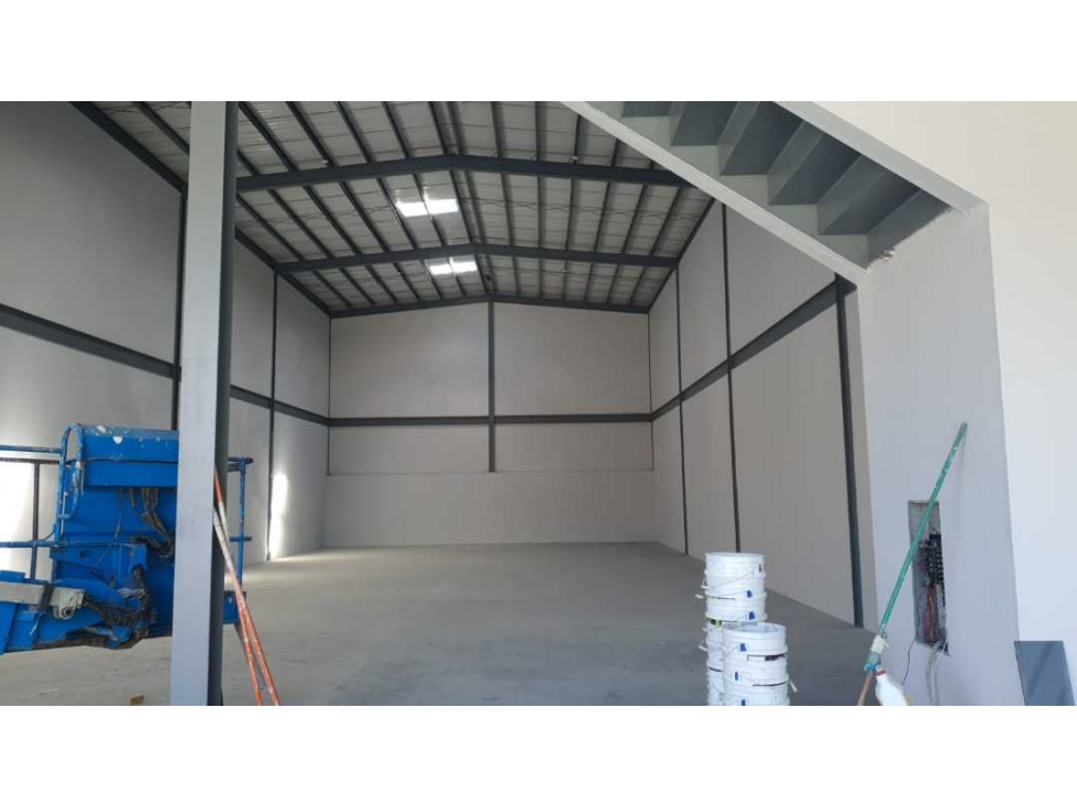 BODEGA CON OFICINA EN CHANIS — foto 3