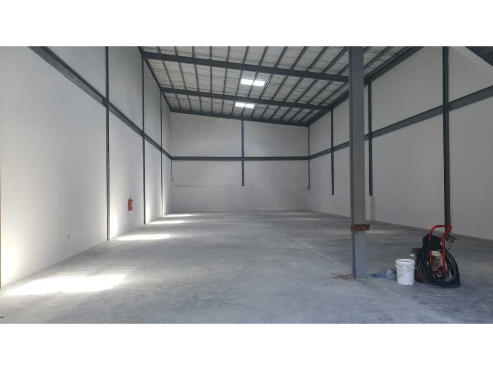 BODEGA CON OFICINA EN CHANIS — foto 4