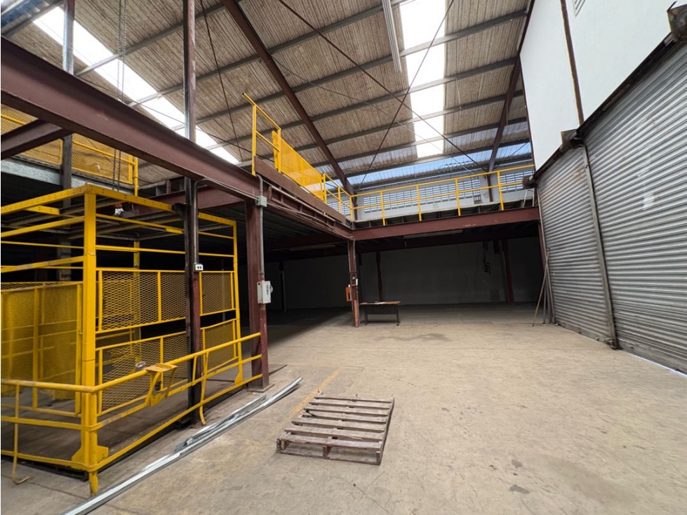 Bodega en FRANCEFIELD alquiler 3000m2