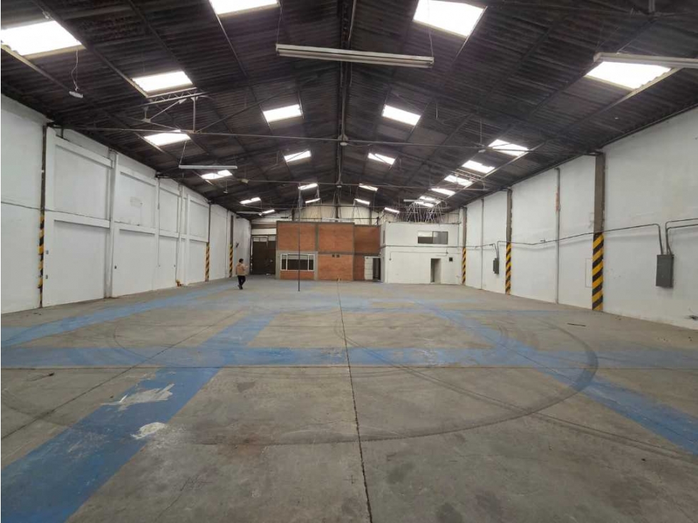 BODEGA INDUSTRIAL EN ARRIENDO EN EL SECTOR DE ENGATIVA - 2