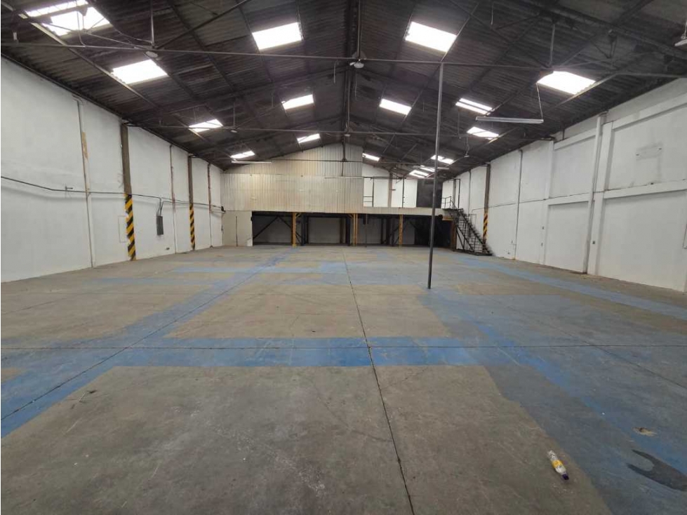 BODEGA INDUSTRIAL EN ARRIENDO EN EL SECTOR DE ENGATIVA - 4