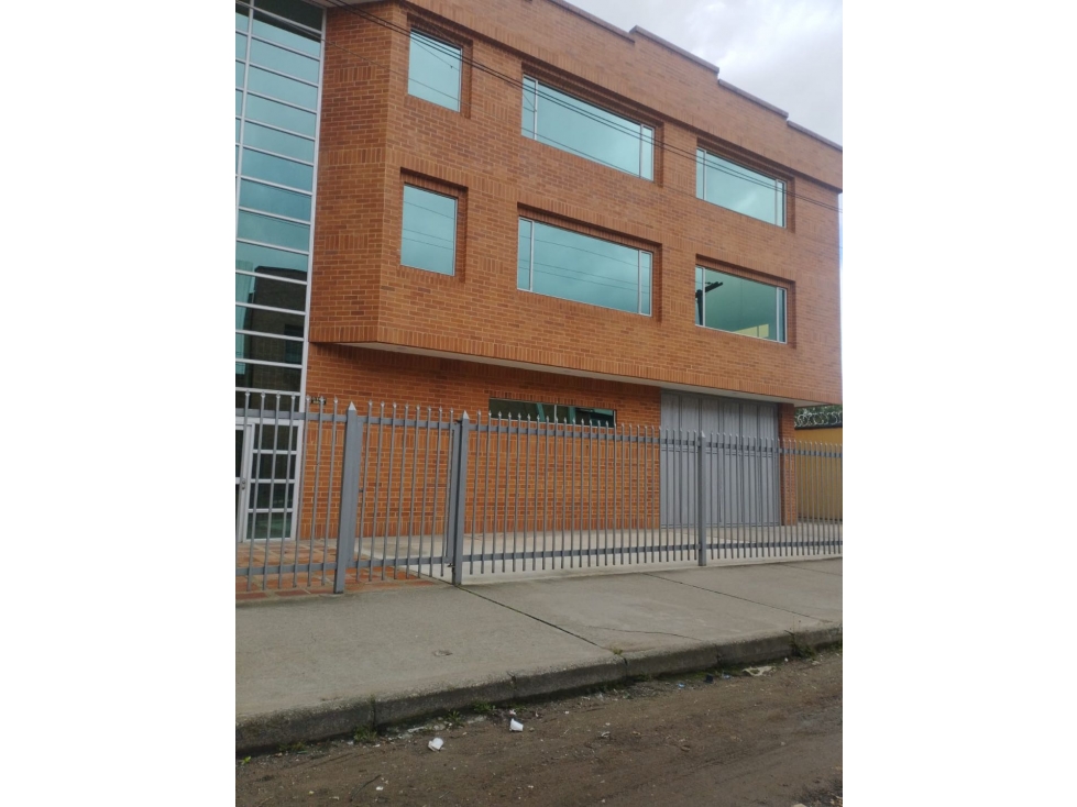Arriendo bodega logística 2.200M2 Montevideo