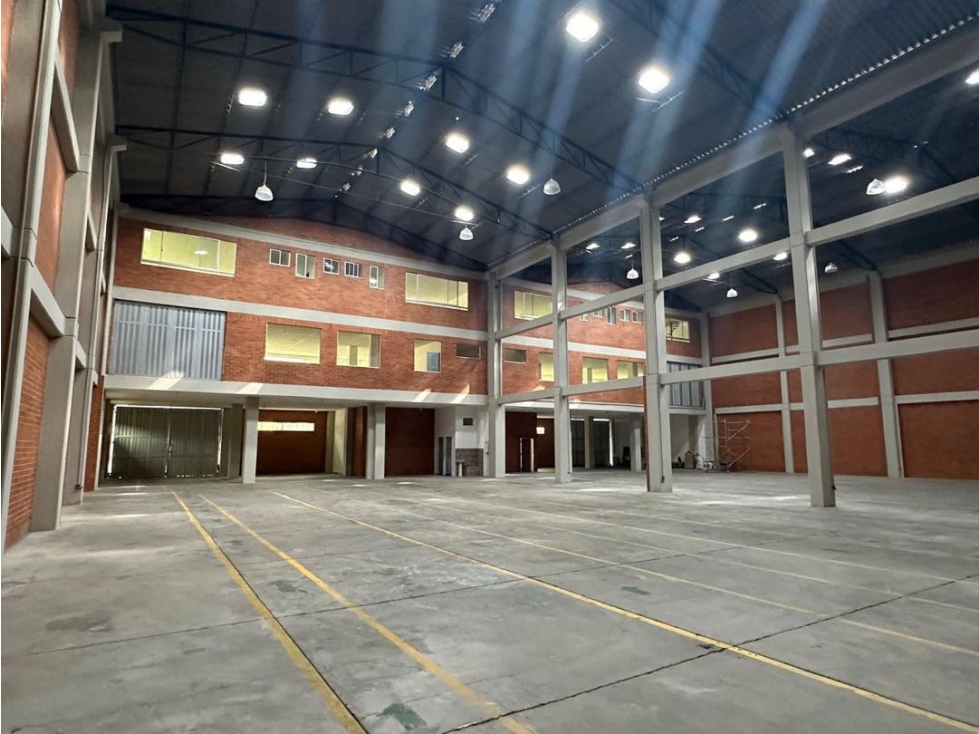 Arriendo bodega logística 2.200M2 Montevideo — foto 2