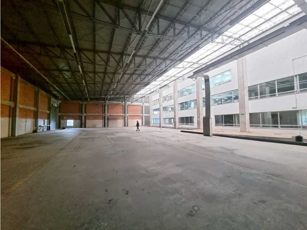 BODEGAS Y EDIFICIO DE OFICINAS DE 4700M EN ZONA AEROPUERTO EL DORADO