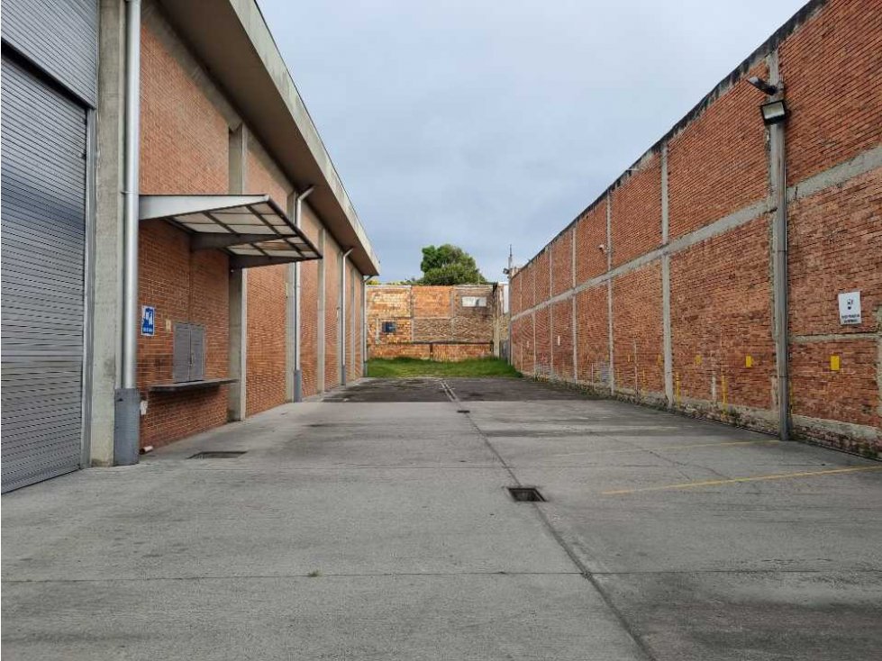 BODEGAS Y EDIFICIO DE OFICINAS DE 4700M EN ZONA AEROPUERTO EL DORADO — foto 2