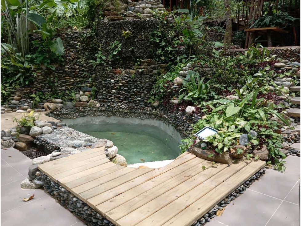 Cabaña frente al río por el Parque Tayrona
