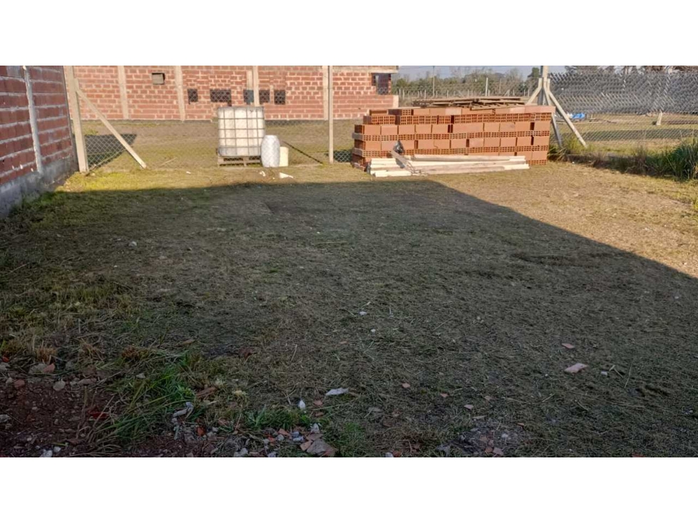 Lote 10 x 30 m con construcción a terminar Los Hornos — foto 2