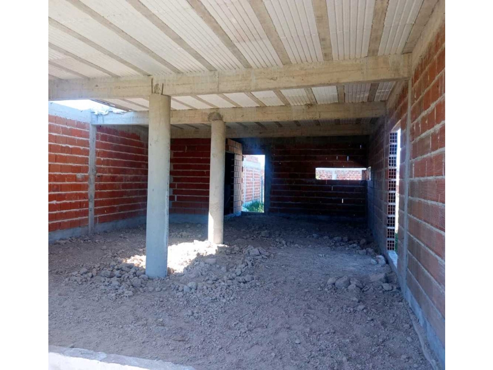 Lote 10 x 30 m con construcción a terminar Los Hornos — foto 3