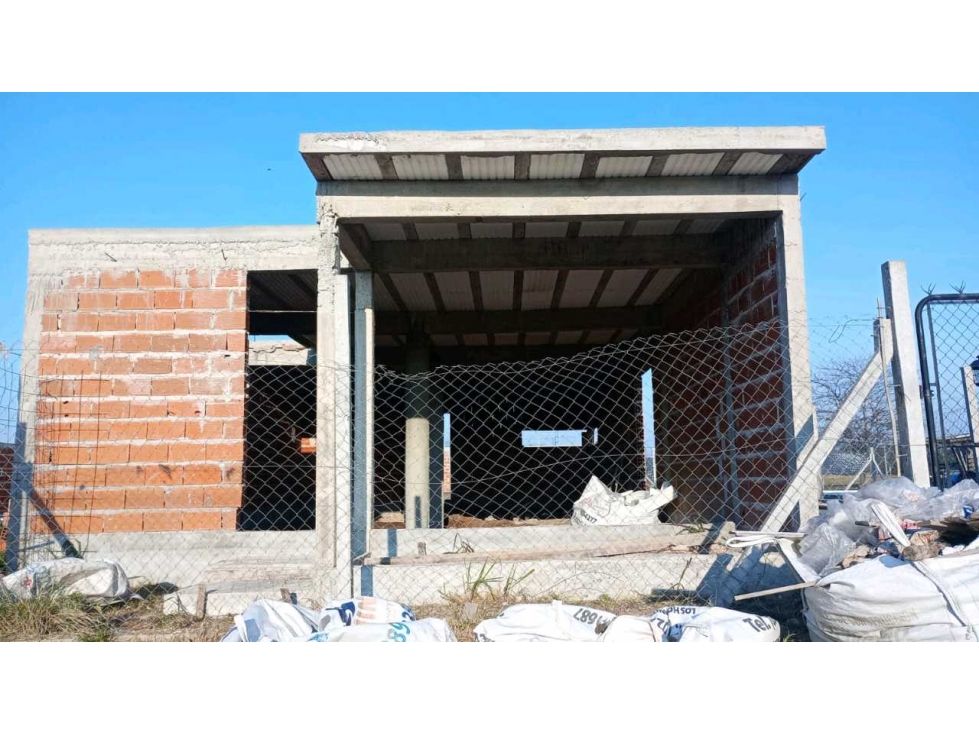 Lote 10 x 30 m con construcción a terminar Los Hornos — foto 4