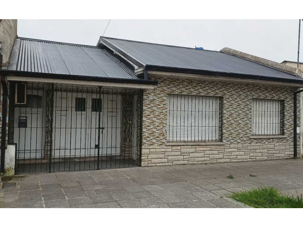 VENTA CASA TRES AMBIENTES CON GRAN PARQUE - 1