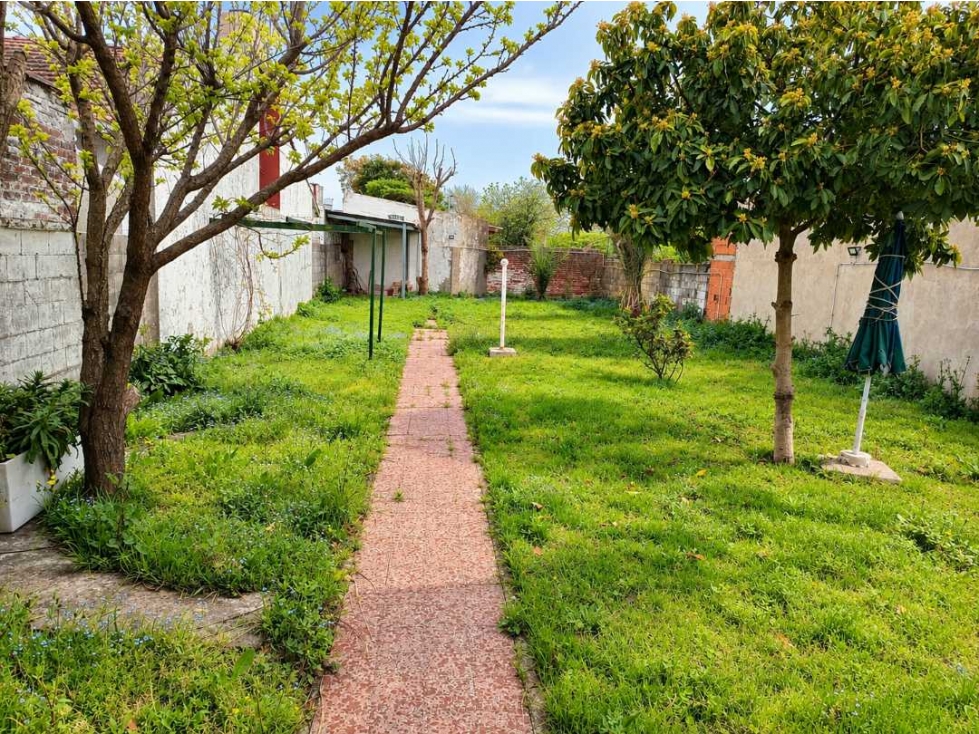 VENTA CASA TRES AMBIENTES CON GRAN PARQUE - 2