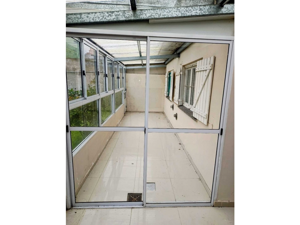 VENTA CASA TRES AMBIENTES CON GRAN PARQUE - 4