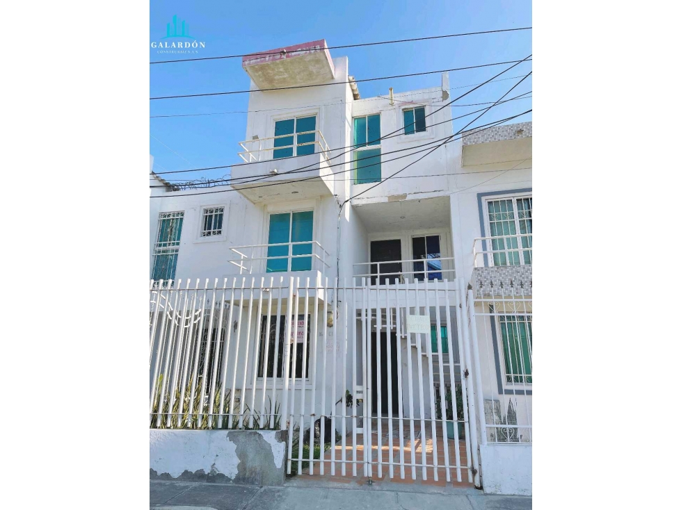Vendo casa en Santa Marta de tres plantas para remodelar