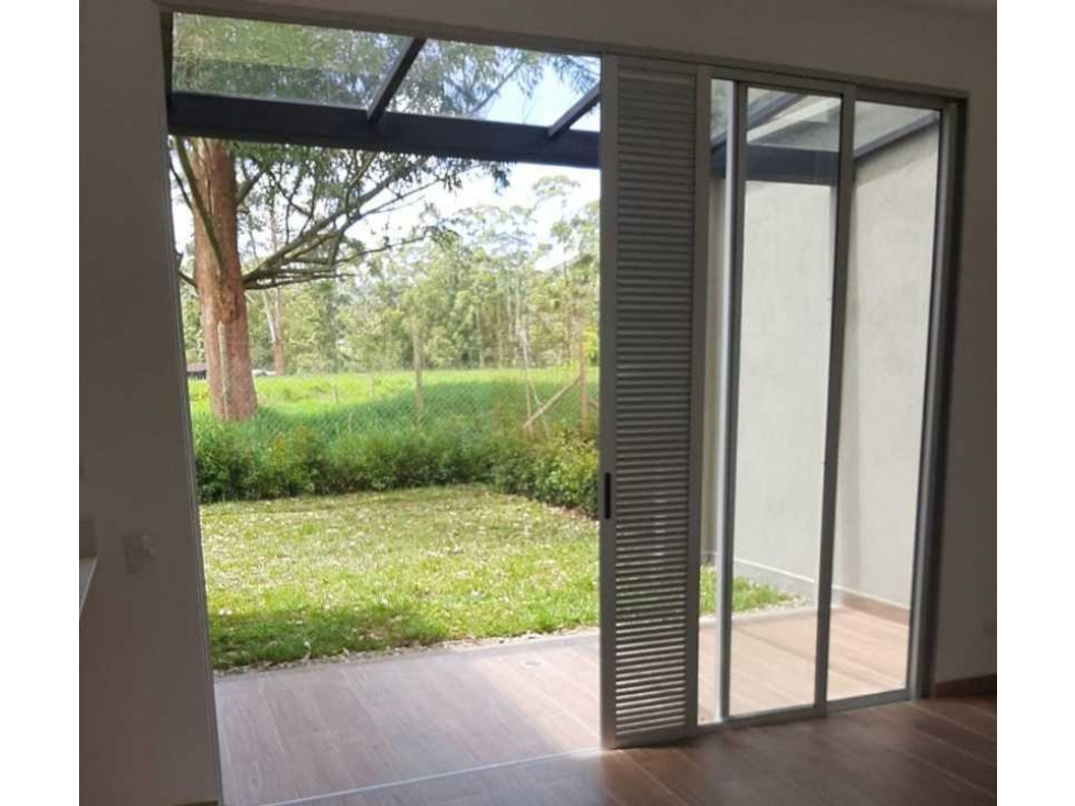 Casa a la venta con cesión de derechos Urb cerrada jardín interior - 3